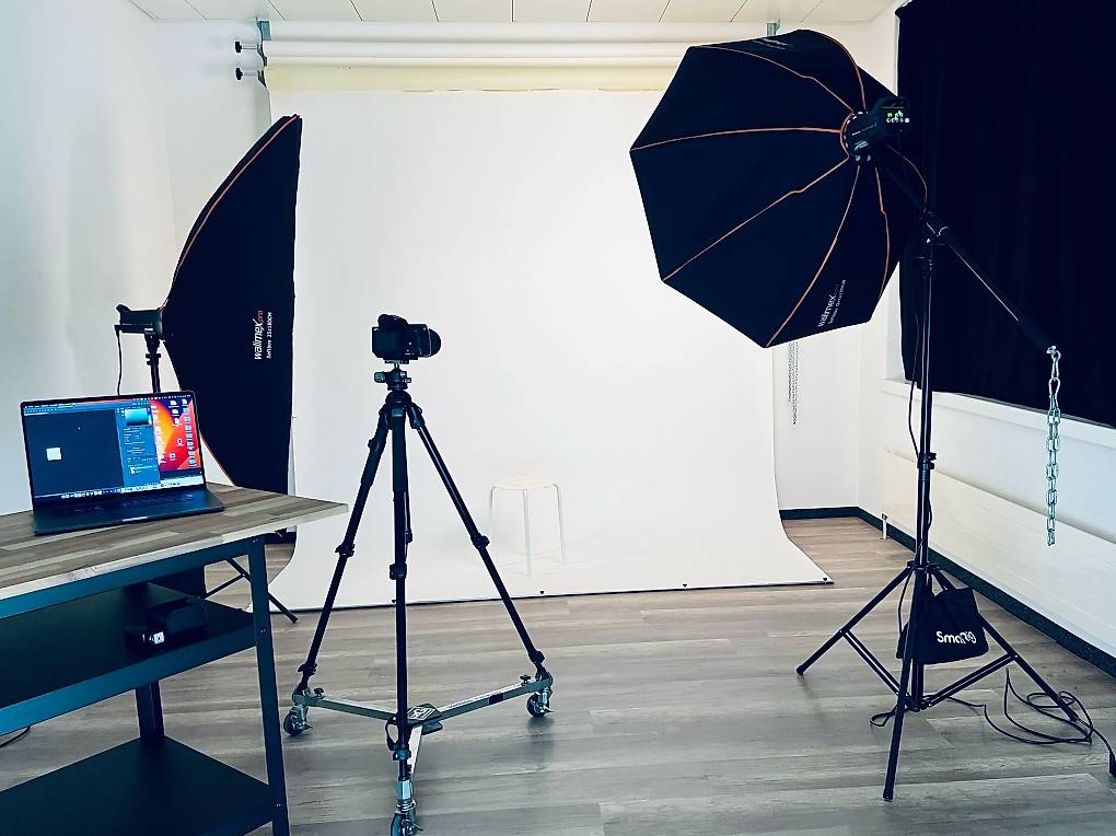 Fotostudio mit Backdrop-System und Softboxen